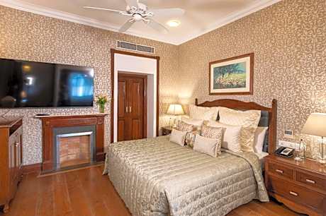 King Room with 20 % off on food, soft beverages and Spa along with free pickup and drop to Mall Road