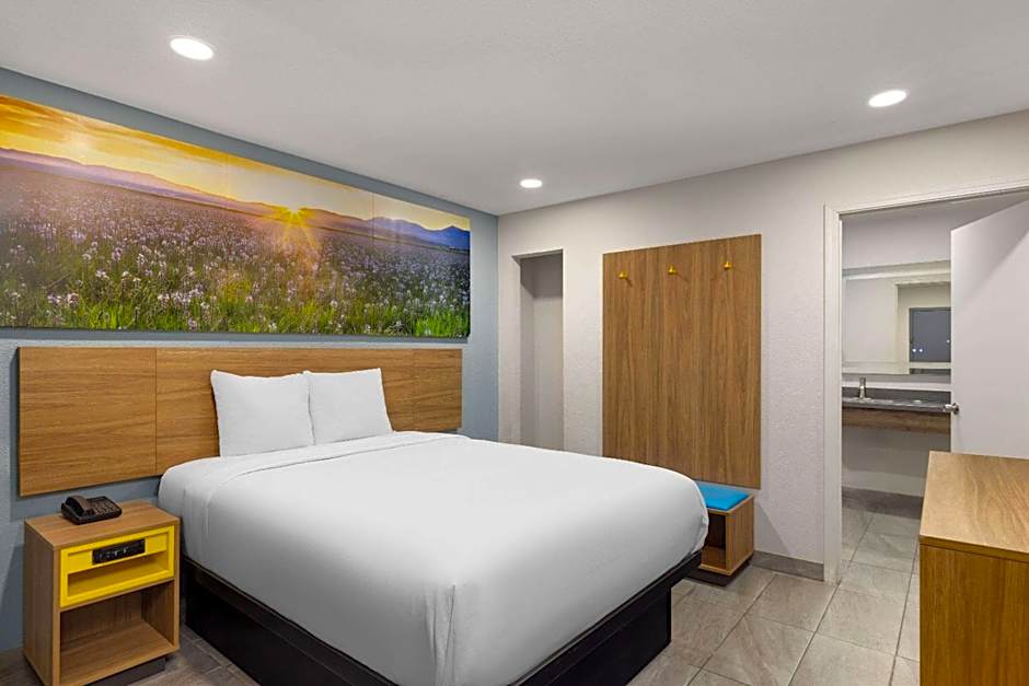 Days Inn by Wyndham Bakersfield