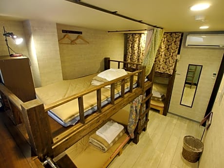 Bed in 6-Bed Female Dormitory Room (Adult only)