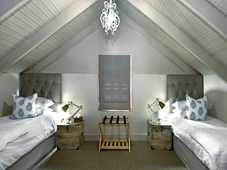 Loft Room with 2 Single beds