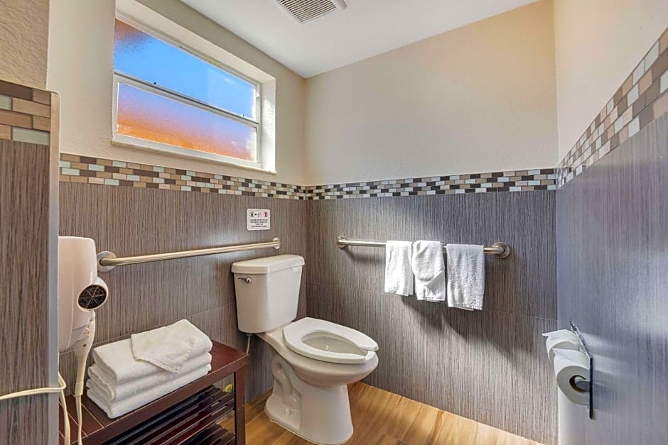 Quality Inn & Suites Airport/Cruise Port Hollywood