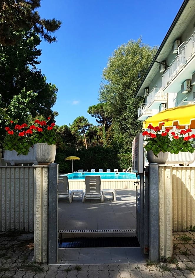 B&B Promenade Hotel Simple con Piscina