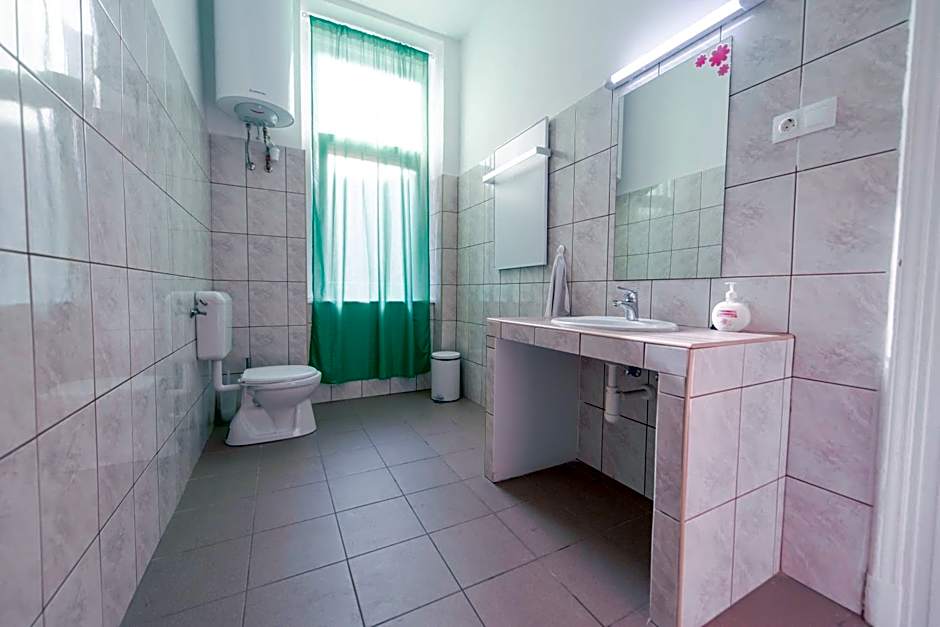 Budapest Party Hostel at Udvarom