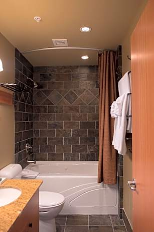 Deluxe Room - Balcony Mountain View (1 Queen Bed and 1 Twin Trundle Bed)