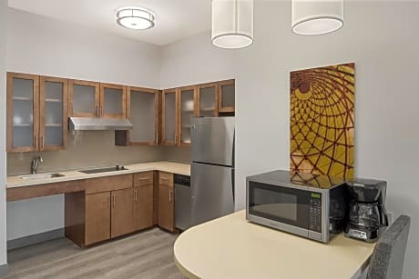 1 Bdrm Suite 1 King Kitchen Communications Access