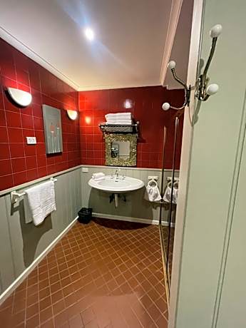 Deluxe Suite with Spa Bath - The Erewhon