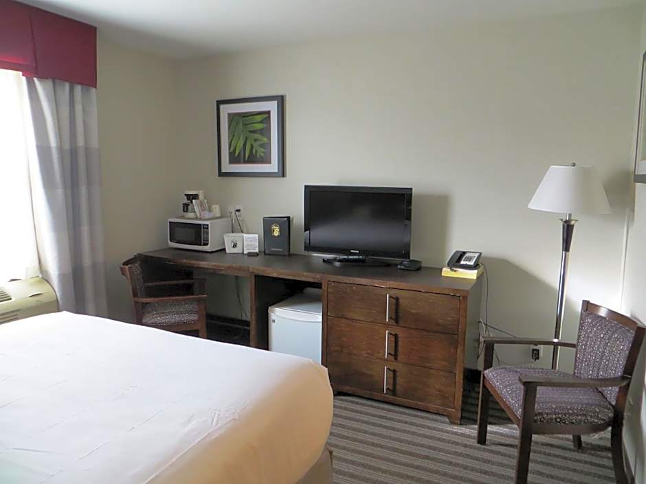 Super 8 by Wyndham Saskatoon Near Downtown