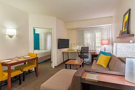 One-Bedroom Queen Suite with Sofa Bed - Hearing Accessible