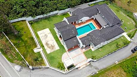 Singgah Villa, KKB