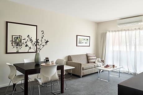 ONE BEDROOM APARTMENT