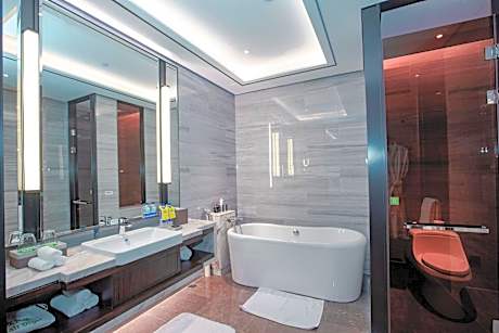 1 King One-Bedroom Suite