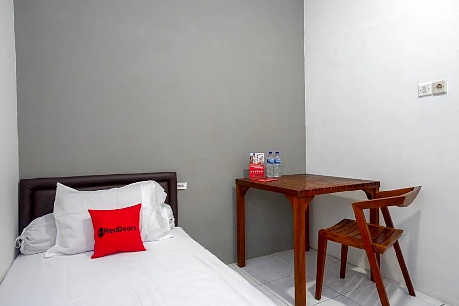 KoolKost Syariah near Universitas PGRI Semarang - Minimun Stay 6 Nights