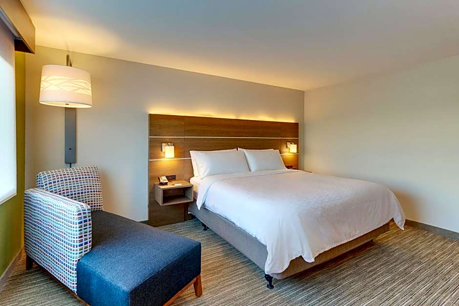 Holiday Inn Express & Suites Roanoke - Civic Center By IHG