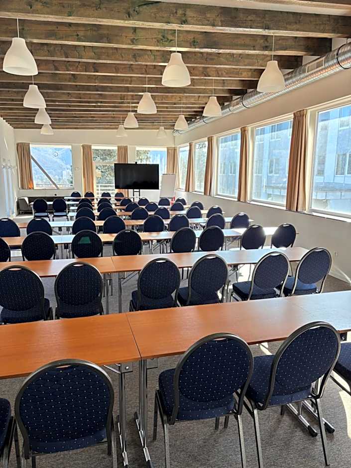 City Hotel B&B, reception 24 7, 800m od-from R1, free parking