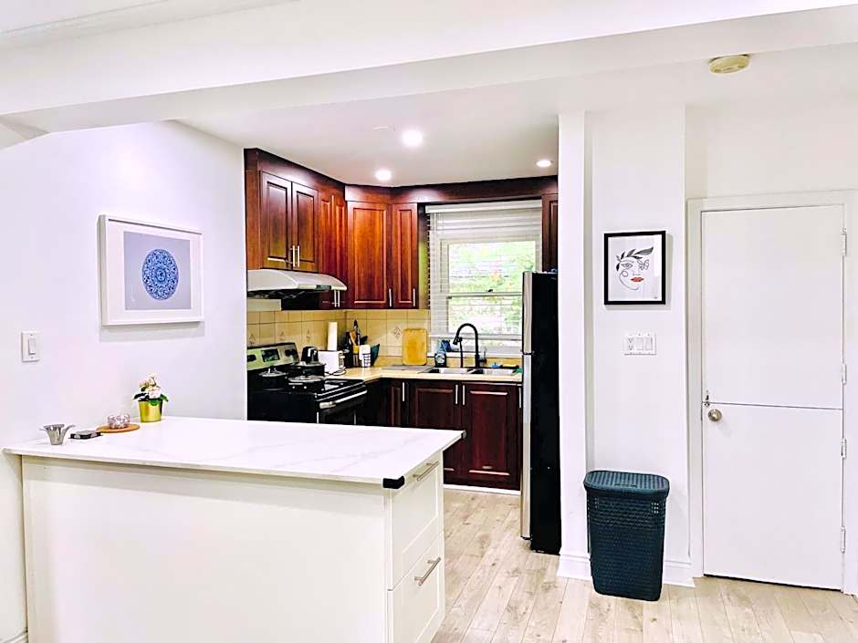 Vacation house Entire floor Kids yard walk 2 subway