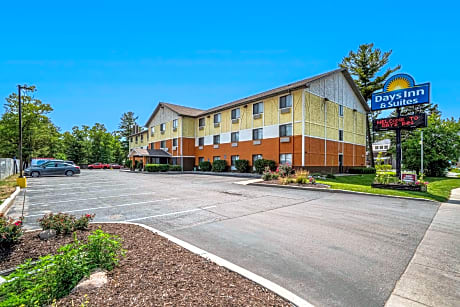 Days Inn & Suites by Wyndham Traverse City