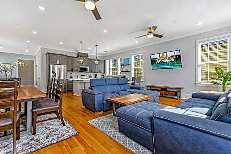 Stunning 4 & 5 BRs w Pool by Hosteeva