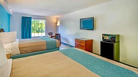 Deluxe Queen Room with Two Queen Beds - Smoking