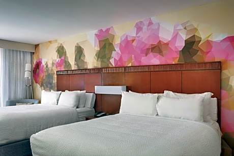 Standard Room, 2 Queen Beds (Mobility Accessible, Roll-In Shower) (2 Queen Beds)