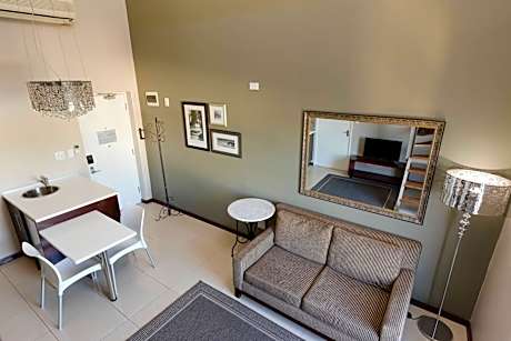 2 Bedroom Bi-level Loft, 1 Queen &amp; 1 Twin