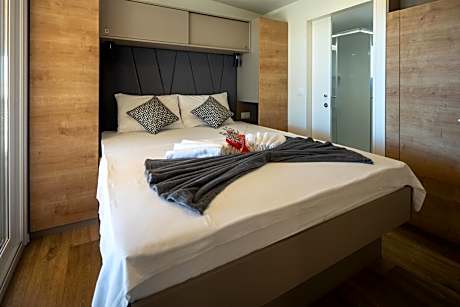 Superior Two-Bedroom Mobile Home with Terrace and Lake View