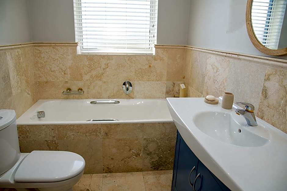 WATERFRONT 2 BR Home with mooring at Knysna Quays - life on the water