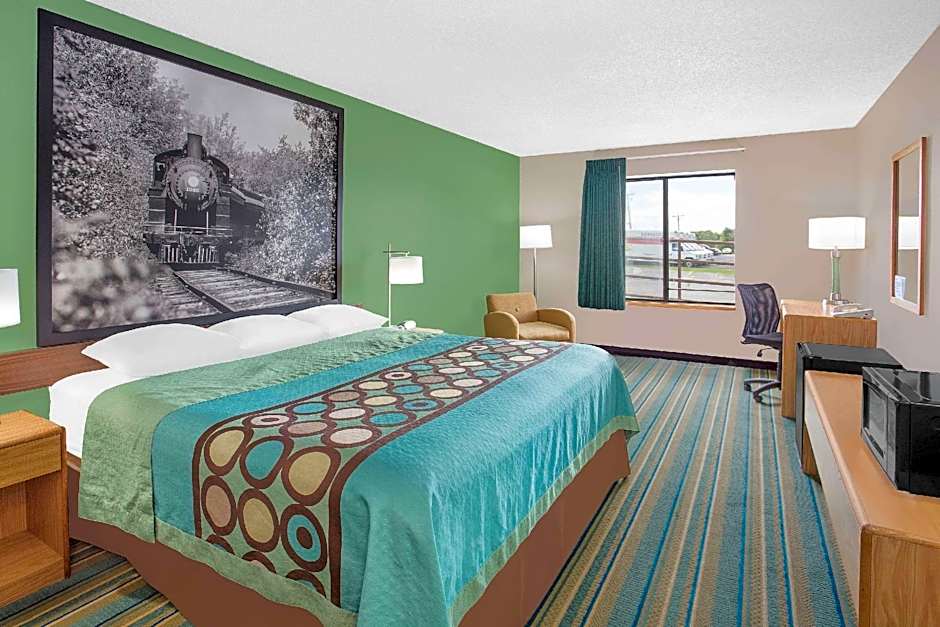 Super 8 by Wyndham Beaver Dam