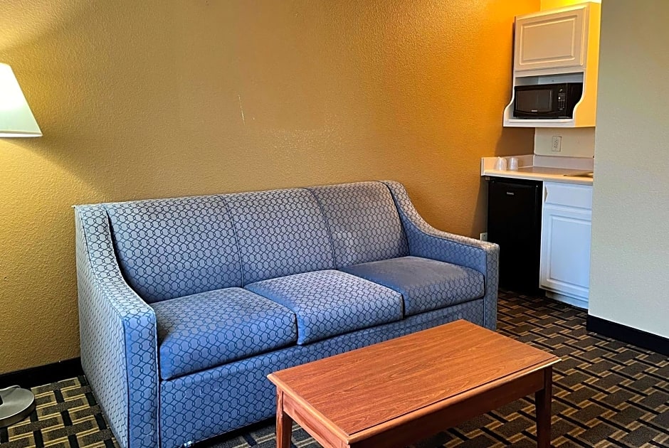 Super 8 by Wyndham Indianapolis/NE/Castleton Area