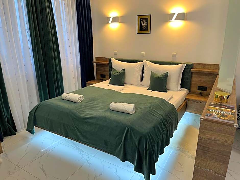 La Luna Premium Deluxe Apartment with Pool & Jacuzzi, Bikes and Secured Parking