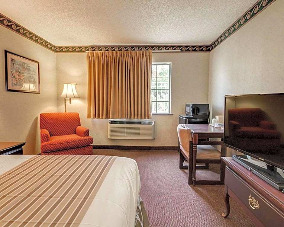 Econo Lodge Inn & Suites El Paso