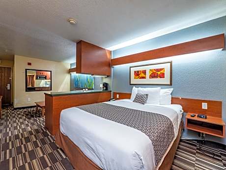 Queen Studio Suite - Non-Smoking