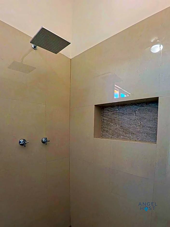 Commercial Zone Studios, Pool, BBQ and Beach 7 Blocks