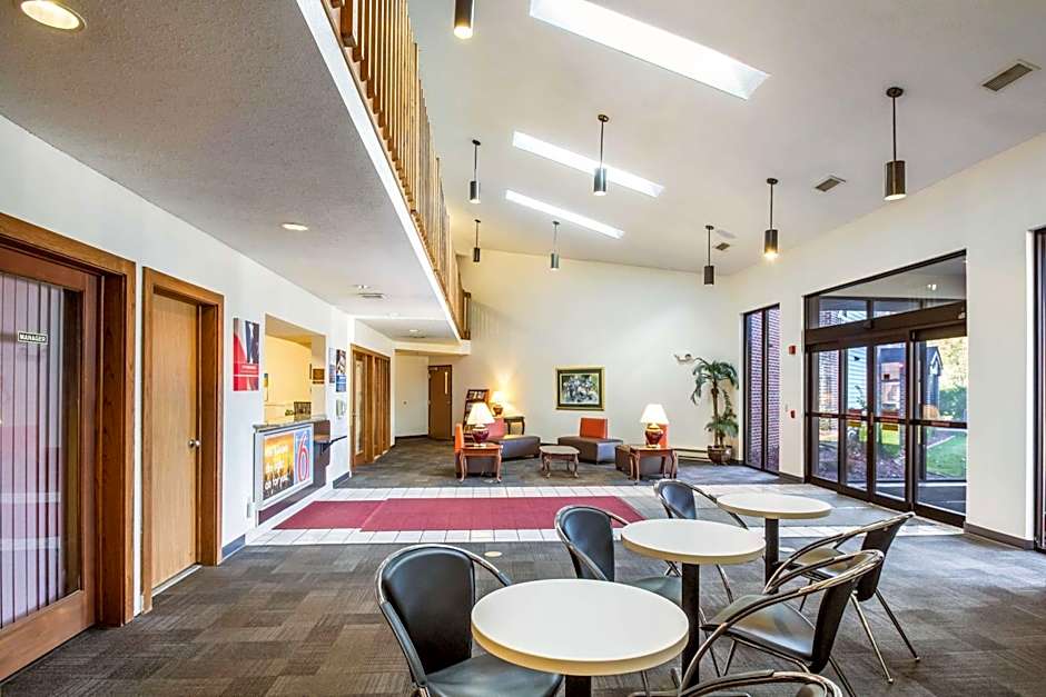 Motel 6-Saukville, WI
