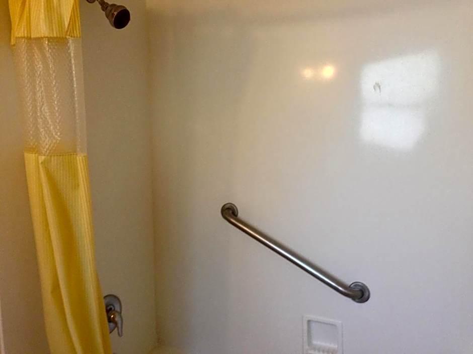 Photo 1 of 2 of 2 Queen Beds, Accessible