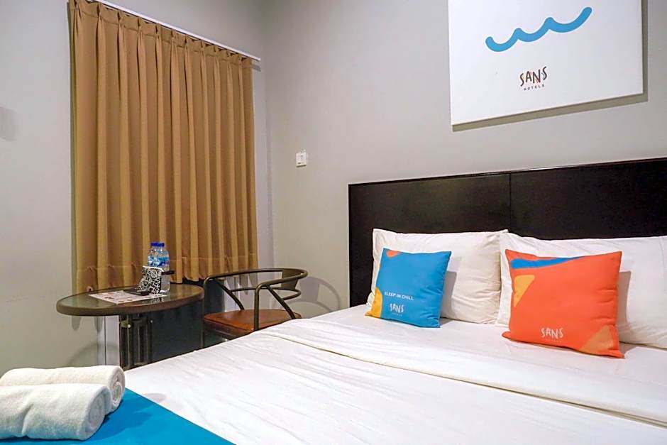 Sans Hotel Empress Simpang Lima