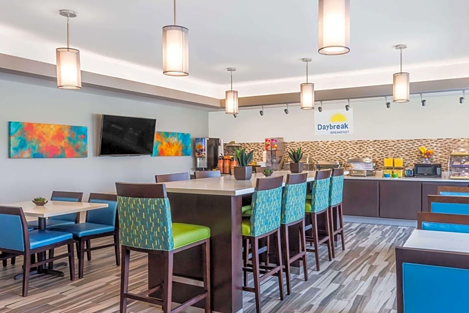 Days Inn & Suites by Wyndham Katy