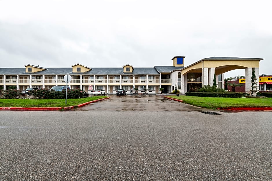 OYO Hotel Stafford TX I-69 North - 5 mi from Atrium Medical Center