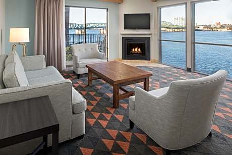 One-Bedroom Queen Suite