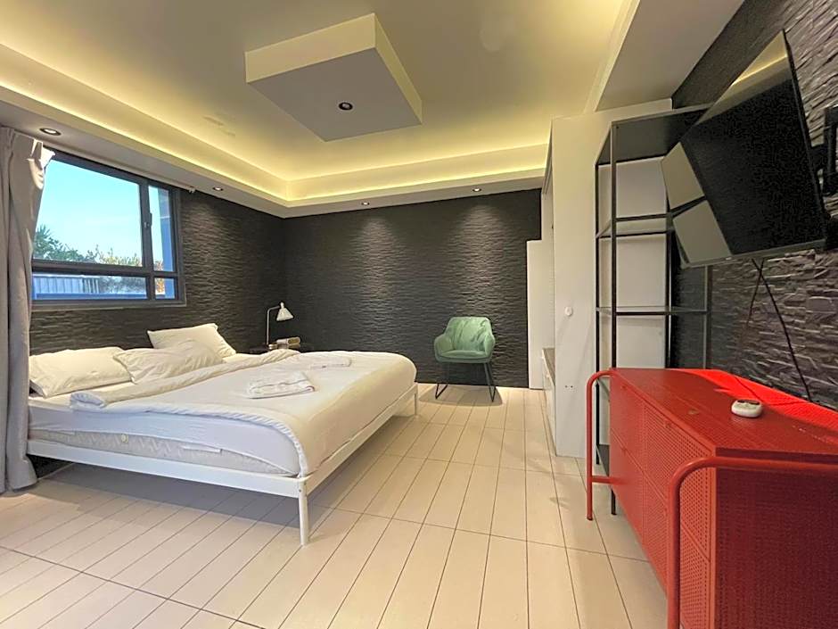 3Bedroom Suite 10 with Balcony and shelter