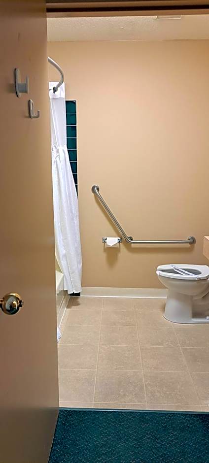 Travelodge by Wyndham Lacombe