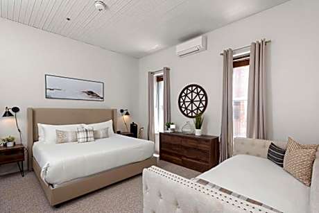 Independence Square 211, Chic Hotel Room with Mountain Views, A/C, & Rooftop Hot Tub
