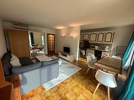 F2 avec Terasse, Parking gratuit