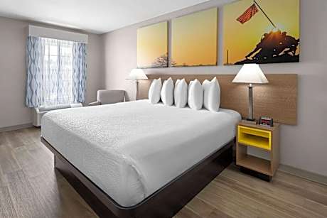 1 King Bed Smoking