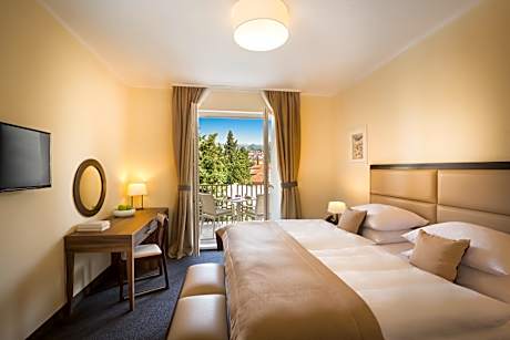 STANDARD TWIN ROOM WITH PARK VIEW AND BALOCONY