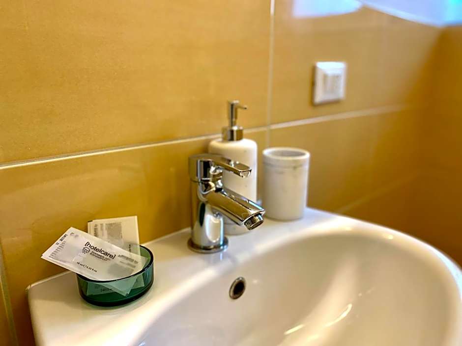 The Green Gate - Airport Guest House