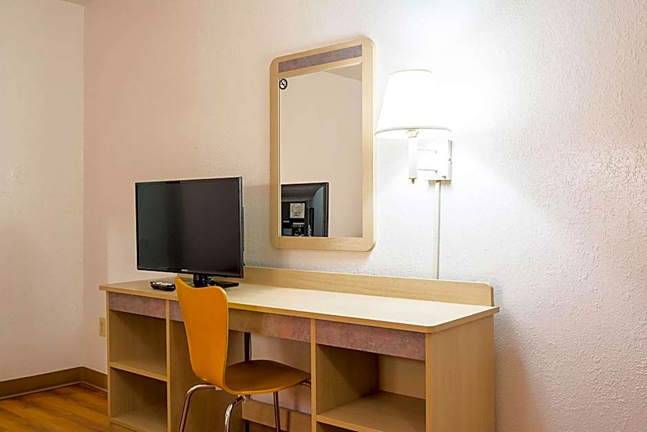 Motel 6-Gainesville, GA