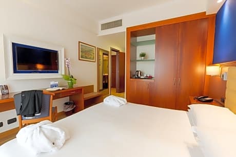 Double or Twin Deluxe with Balcony Sea View