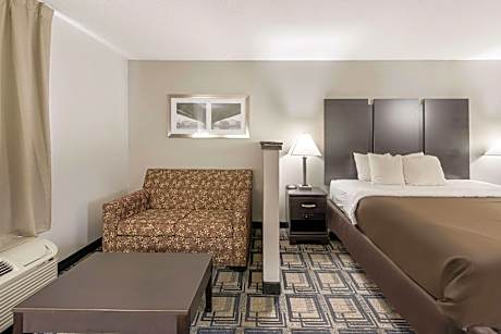 Efficiency King Suite with Sofa - Non Smoking