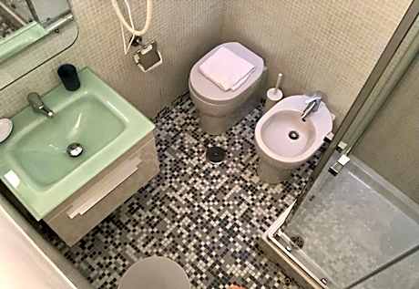 Deluxe Queen Suite