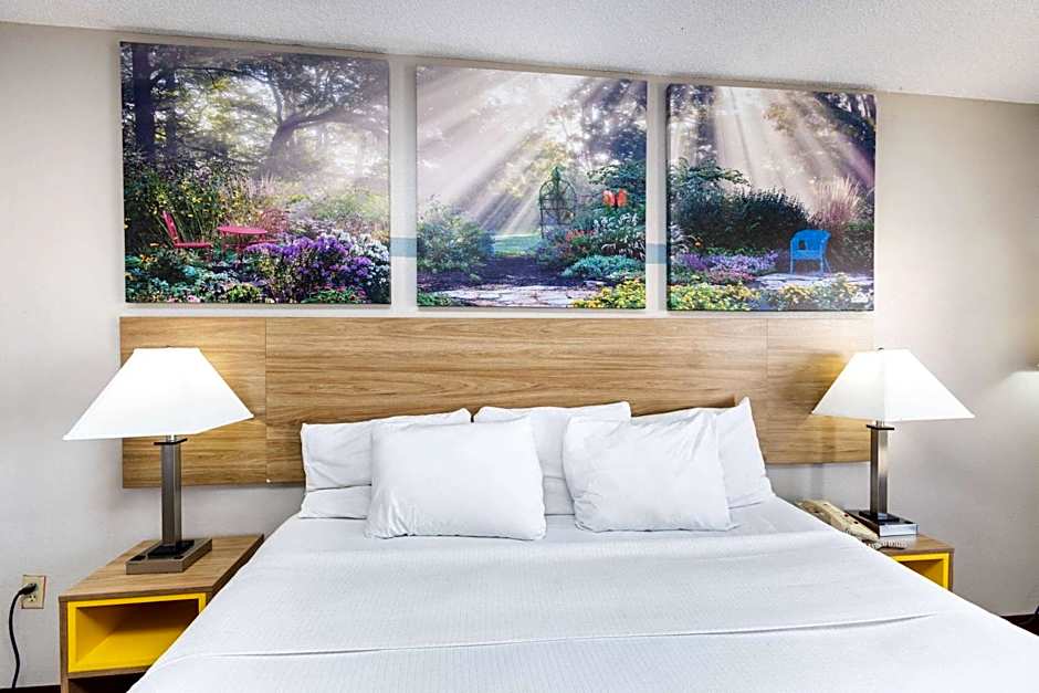 Days Inn by Wyndham Dayton Huber Heights Northeast